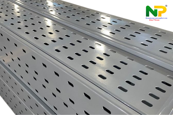 MÁNG CÁP ĐỤC LỖ